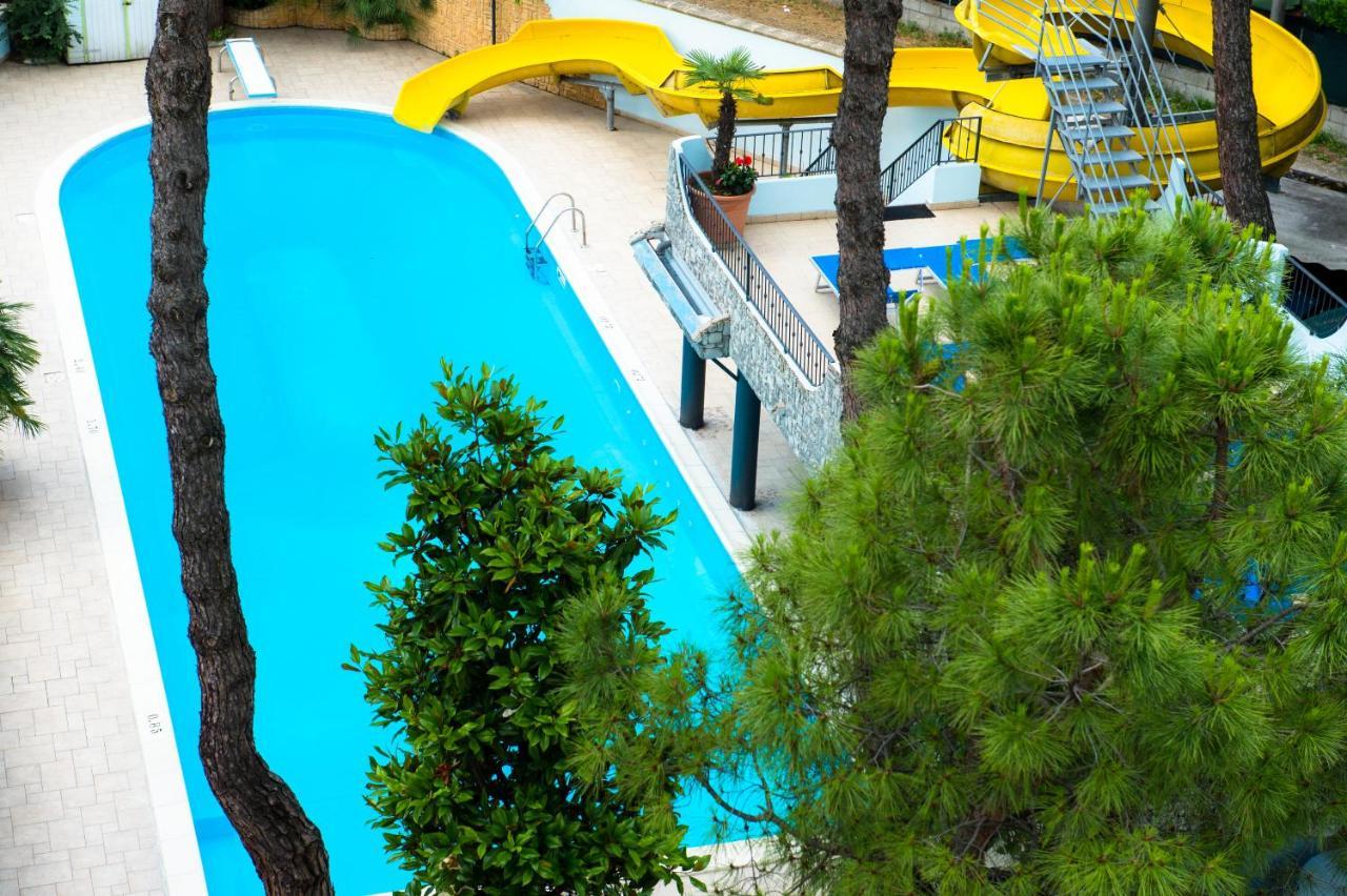 Hotel Fabrizio Ріміні Екстер'єр фото